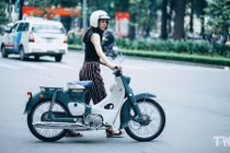 Người đẹp Việt đọ dáng Honda Super Cub C100 đời đầu