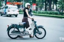 Người đẹp Việt đọ dáng Honda Super Cub C100 đời đầu