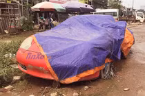 Siêu xe thể thao Porsche lại bị "bỏ xó" tại Hà Nội 