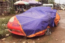 Siêu xe thể thao Porsche lại bị "bỏ xó" tại Hà Nội 