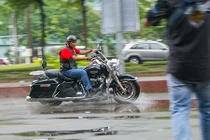 Dân chơi môtô Harley Sài Gòn "luyện công" dưới mưa