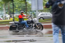 Dân chơi môtô Harley Sài Gòn "luyện công" dưới mưa