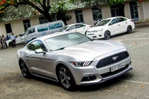 “Chiến mã” cơ bắp Ford Mustang 2015 lăn bánh trên phố Việt