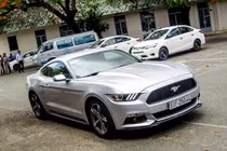 “Chiến mã” cơ bắp Ford Mustang 2015 lăn bánh trên phố Việt