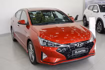 Hyundai Elantra giảm 40 triệu tại Việt Nam, "đấu" Kia Cerato
