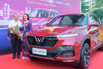 Vinfast tặng Lux SA2.0 hơn 1 tỷ đồng cho HLV Park Hang-seo