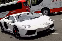 Bộ đôi siêu xe Lamborghini 50 tỷ "loạn" phố Sài Gòn