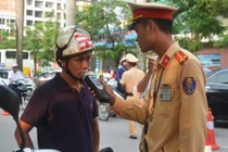 Người lái xe máy vi phạm nồng độ cồn xử phạt ra sao?