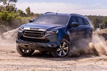 Isuzu mu-X giảm chạm đáy 200 triệu rẻ hơn Mazda CX-5, có thoát "ế"?