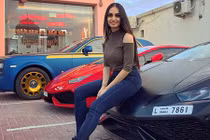 Nữ họa sĩ xinh đẹp sở hữu dàn siêu xe triệu đô
