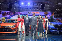 Soi dàn xe Toyota “mới cứng” tại triển lãm ôtô VMS 2017