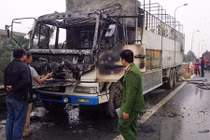 Xe tải bốc cháy dữ dội trên đại lộ Thăng Long