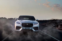 Jaguar F-Pace ra mắt phiên bản nhanh và mạnh nhất