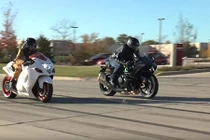 "Thần gió" Suzuki Hayabusa vùi dập siêu môtô Kawasaki H2