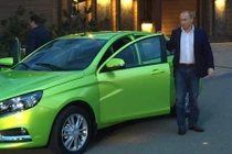 Tổng thống Nga đích thân "test thử" xe giá rẻ Lada Vesta