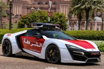 Ngắm dàn siêu xe cực mạnh của cảnh sát Abu Dhabi 