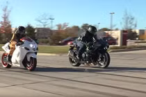 "Thần gió" Suzuki Hayabusa vùi dập siêu môtô Kawasaki H2