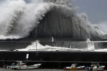 Nhật Bản 'tơi bời' trong siêu bão lớn nhất 25 năm qua