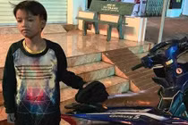 Bé 13 tuổi cưỡi xe máy SYM lạc 300 km tại Kon Tum