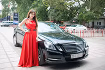 Lưu Hương Giang "cưỡi" xe sang Mercedes-Benz E200 tiền tỷ 