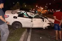 Mercedes E250 tiền tỷ tan nát sau va chạm ở Sài Gòn