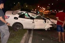 Mercedes E250 tiền tỷ tan nát sau va chạm ở Sài Gòn