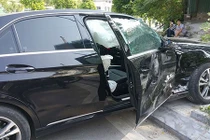 Hyundai Starex nát đầu khi "đấu" Mercedes-Benz E-Class ở Hà Nội 