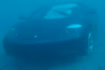 Xem siêu xe Ferrari 360 tiền tỷ "lặn" sâu dưới đáy biển