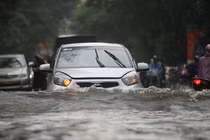Những lưu ý bỏ túi khi lái xe trong thời tiết mưa bão
