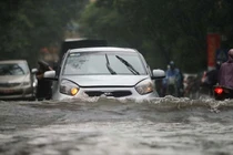 Những lưu ý bỏ túi khi lái xe trong thời tiết mưa bão