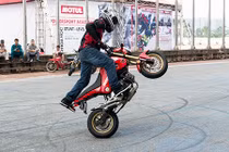 Stunter hàng đầu thế giới đến Hà Nội dạy bốc đầu môtô