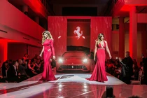 Hãng siêu xe Ferrari bán quần áo, đồ ăn để sinh tồn mùa COVID-19?