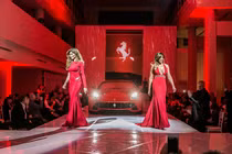 Hãng siêu xe Ferrari bán quần áo, đồ ăn để sinh tồn mùa COVID-19?