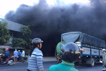 Cháy lớn tại cửa hàng xe máy ở Tiền Giang