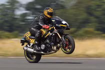 Gary Rothwell phá kỷ lục bốc đầu với tốc độ 337,5 km/h