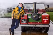 Cụ ông 70 tuổi tự chế xe Land Rover chạy bằng hơi nước