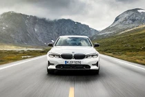 BMW 3 Series 2019 giá từ 940 triệu đồng "đấu" Audi A4