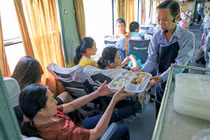 Tặng suất ăn “hàng không”, đường sắt có kéo khách trở lại?