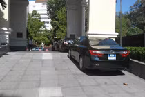 Thứ trưởng đi taxi và phó tổng thống về quê bằng tàu hỏa