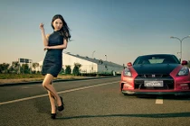 Chân dài thuần phục “thú hoang” Nissan GT-R