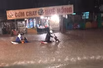Bão số 9: Nước ngập lút ô tô, quốc lộ huyết mạch tê liệt