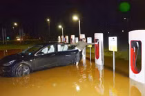 Sạc ôtô điện dưới thời tiết mưa bão, ngập lụt cần lưu ý gì?