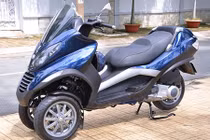 Môtô PKL 3 bánh Piaggio MP3 250 lăn bánh trên phố Việt