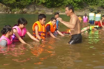 Giáo viên miền núi dùng lồ ô tự chế “hồ bơi” 