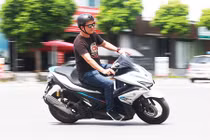 Cầm lái Yamaha NVX 155 mới giá 52,7 triệu tại VIệt Nam