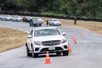 Cầm lái loạt xế sang nhà Mercedes-Benz trên đất Thái