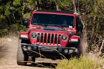 Jeep tiếp tục triệu hồi hàng loạt các dòng xe động cơ xăng lai điện