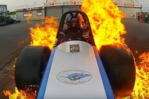 Đốt cháy xe đua thể thao để “giật” giải thưởng GoPro