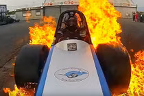 Đốt cháy xe đua thể thao để “giật” giải thưởng GoPro