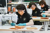 Hãng siêu xe Lamborghini sản xuất khẩu trang phòng dịch COVID-19